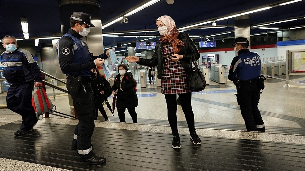 بحذر وبالتدريج.. إسبانيا تبدأ تخفيف قيود العزل