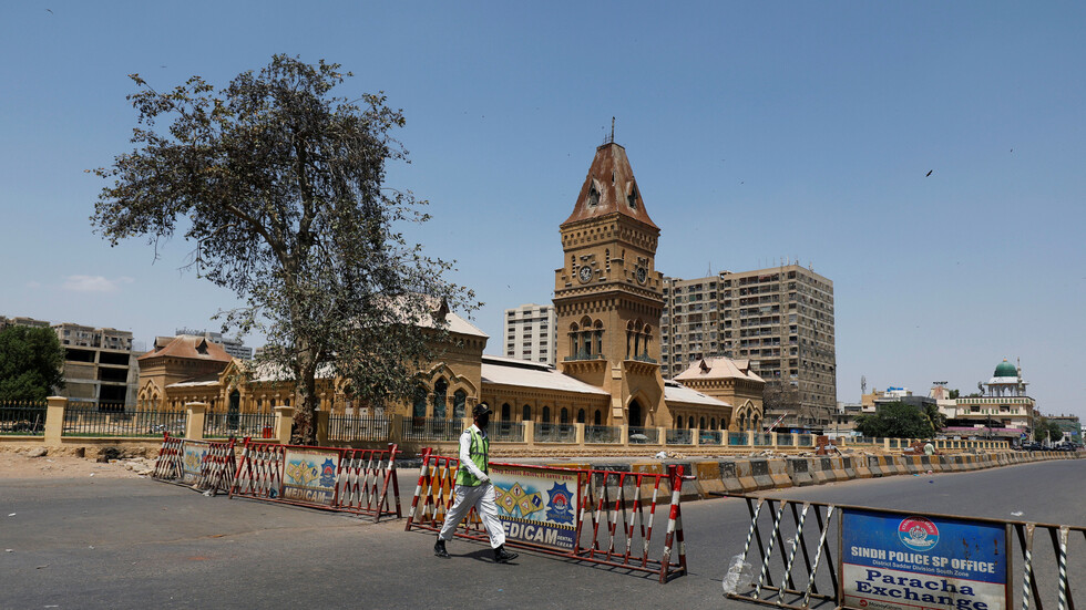 معارض باكستاني: مقبلون على كارثة بسبب كورونا