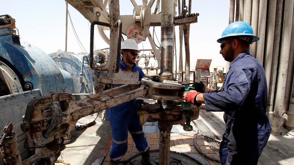 العراق يخفض إنتاجه النفطي مليونا و61 ألف برميل