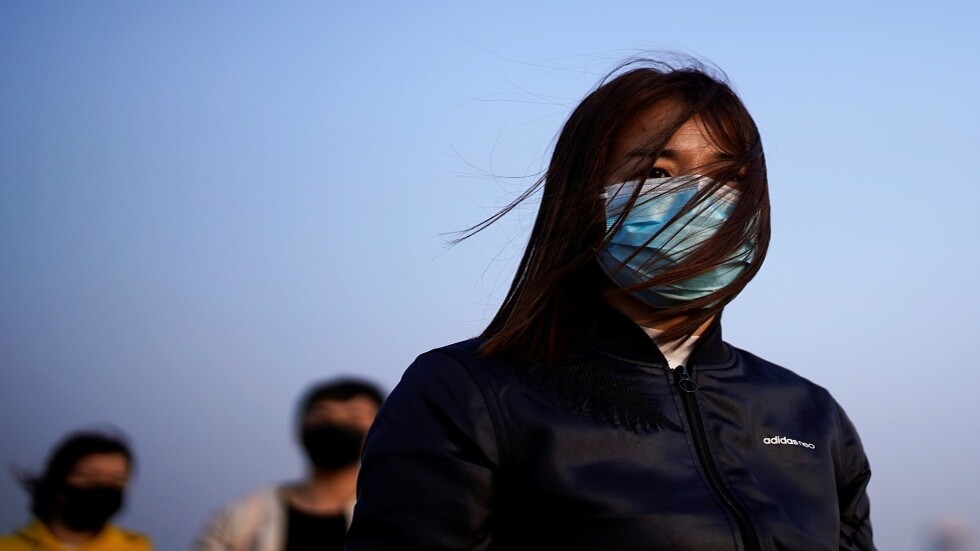 الطرد من العمل والتمييز يلاحقان العمال في هوبي و"ووهان" بؤرة تفشي كورونا الأولى بالصين والعالم