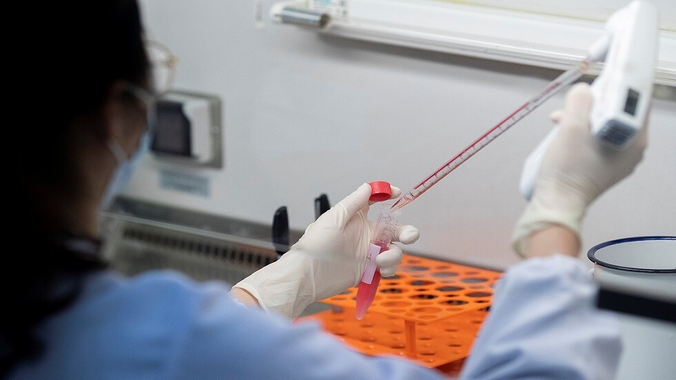 الصين تباشر تجربة لقاحين ضد فيروس كورونا