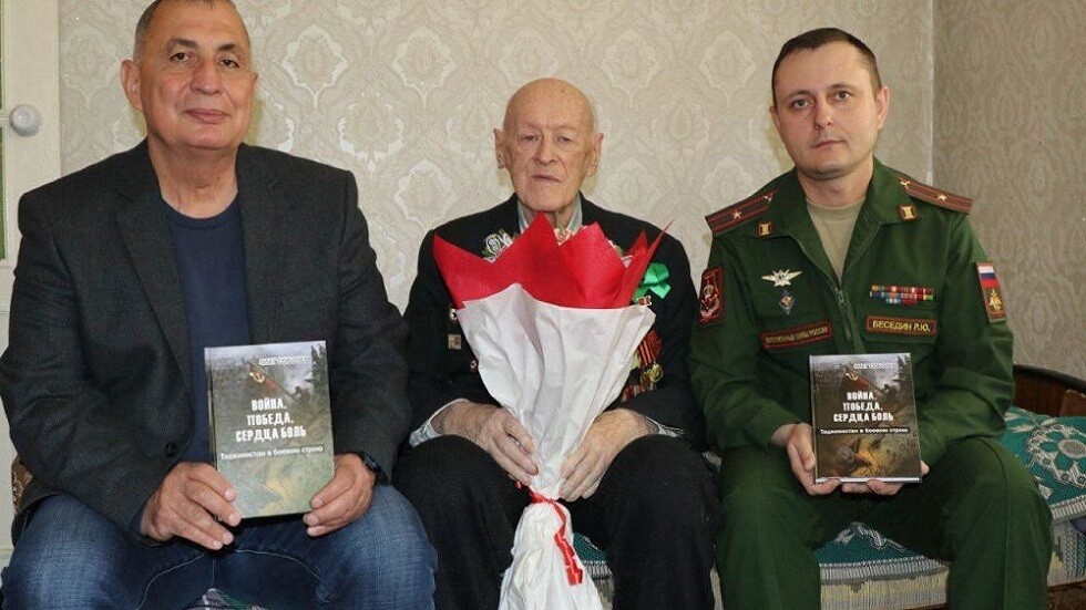 محارب قديم ضرير يؤلف كتابا عن الحرب الوطنية العظمى