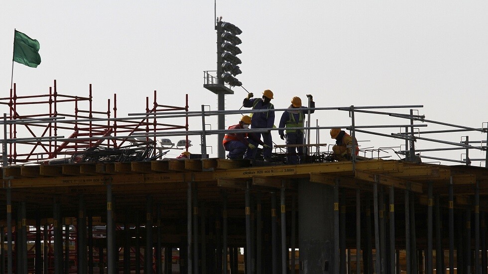 العفو الدولية: قطر تطرد العمال بشكل غير قانوني رغم كورونا