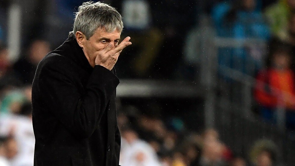 مدرب برشلونة غير متفائل بعودة الدوري الإسباني