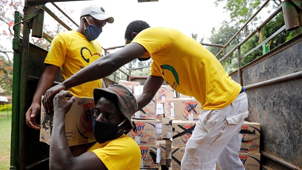 كينيا.. حاكم نيروبي يوزع الكونياك مجانا 