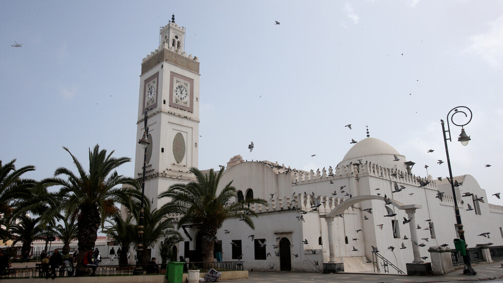 الجزائر تمتنع عن إرسال أئمة إلى أوروبا في رمضان
