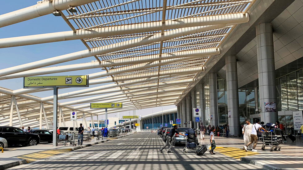 لأول مرة.. مصر تحول طائرات الركاب لشحن بضائع وترسل فواكه وأسماك ورنغة إلى سلطنة عمان