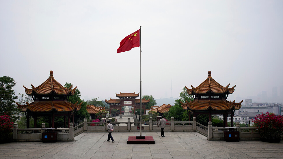 الصين ترد على الاتهامات الغربية: هذا وقت العلم والتضامن ضد كورونا وليس التنمر