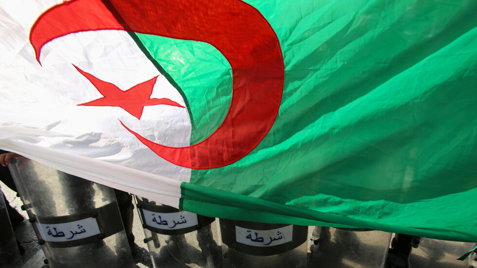 وزارة الدفاع الجزائرية تنفي صحة أنباء عن توقيف عدد من قيادات الجيش