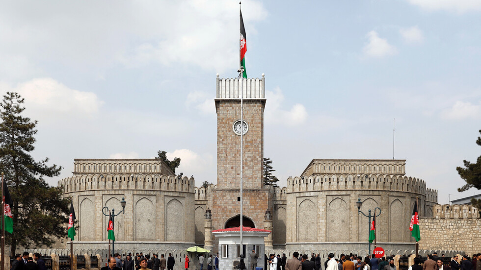 مصادر لـ"رويترز": وثيقة ملوثة أدت لإصابة 20 موظفا في القصر الرئاسي الأفغاني بكورونا