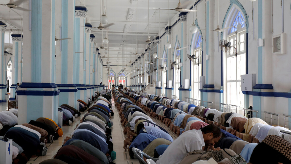 باكستان ترفع القيود المفروضة على تجمعات المساجد قبيل شهر رمضان