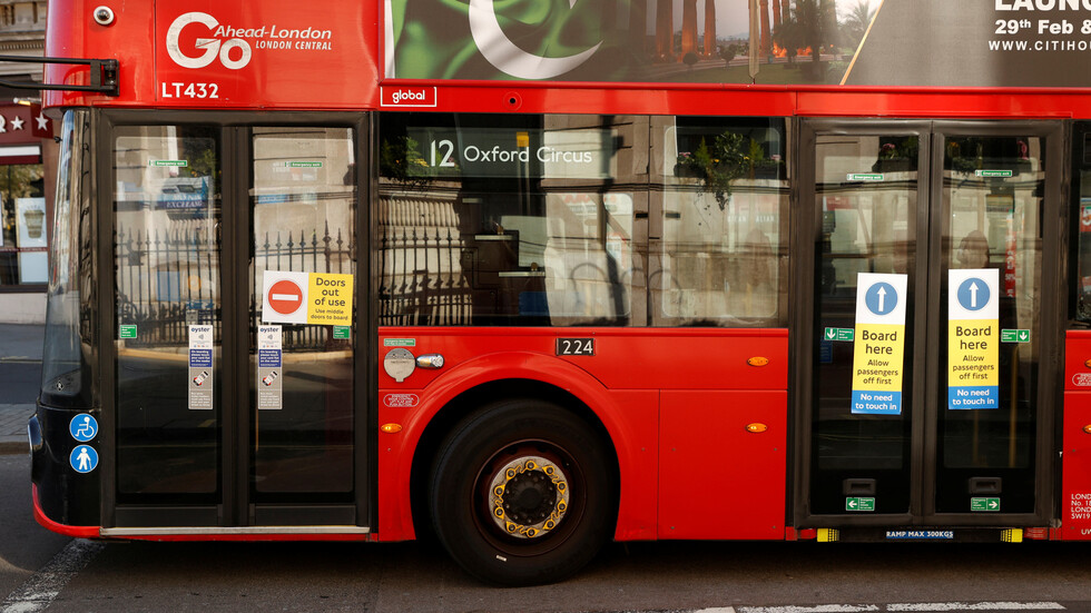 انخفاض ملموس في حصيلة الوفيات اليومية بكورونا في بريطانيا