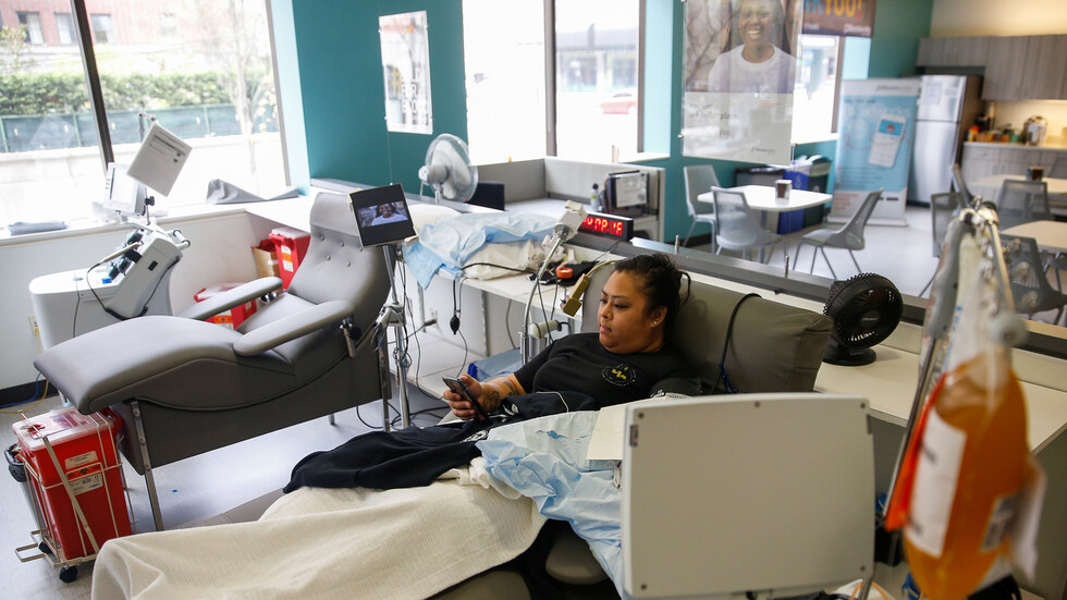 مصر تبدأ تجارب استخدام بلازما دم المتعافين من فيروس كورونا لعلاج المصابين