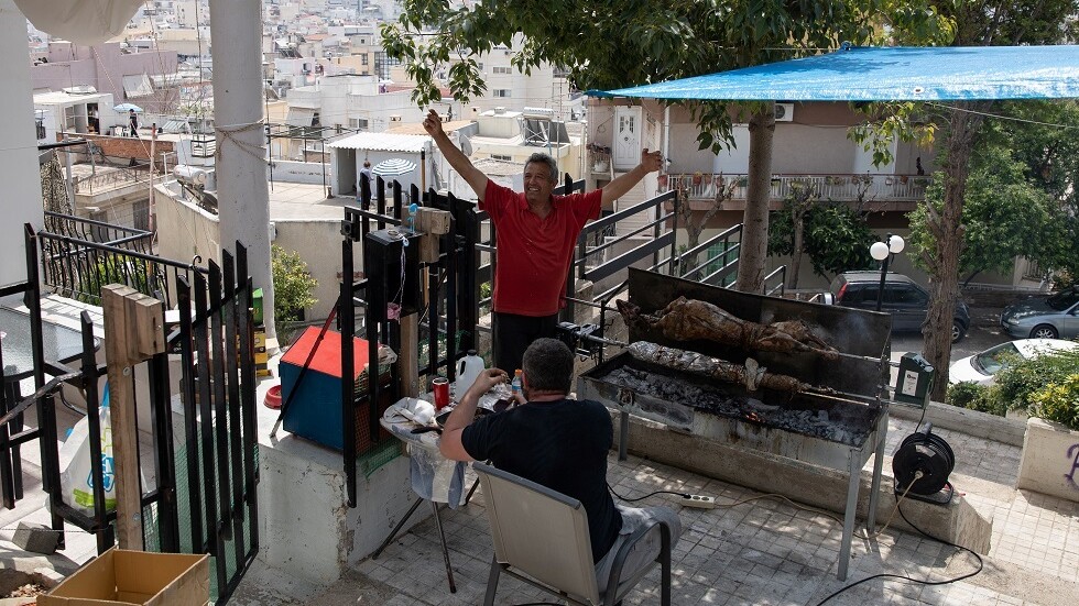 وسط إجراءات كورونا.. الشرفات ملاذ اليونانيين لحفلات الشواء بمناسبة عيد القيامة
