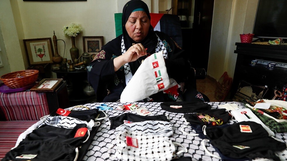 كمامات الفلسطينيين بألوان الكوفية والعلم في القدس (صور)