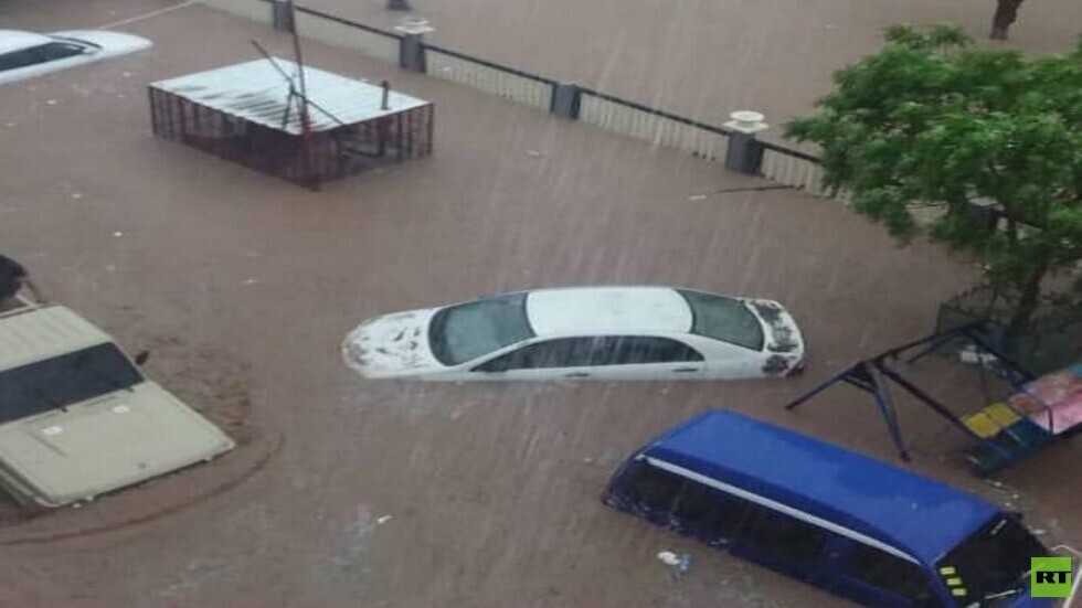 أمطار وسيول قوية تضرب مدينة عدن جنوب اليمن (فيديو)