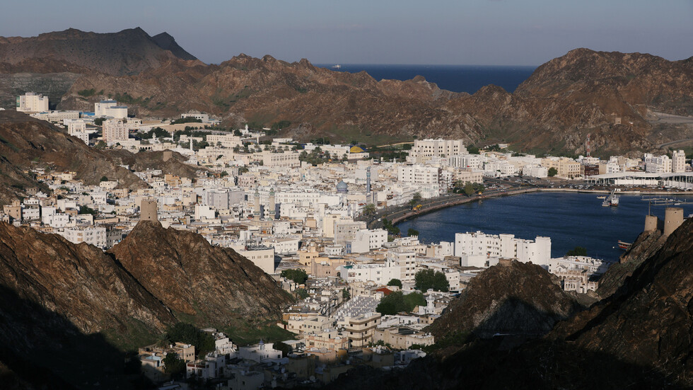 أكثر من 100 إصابة جديدة بكورونا في سلطنة عمان