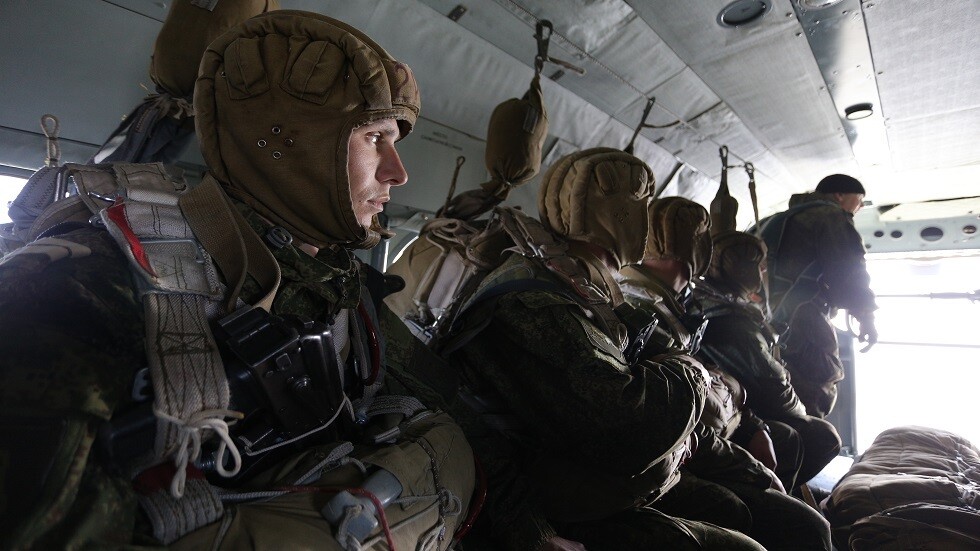 شاهد تدريبات المظليين في القوات الخاصة الروسية (فيديو)