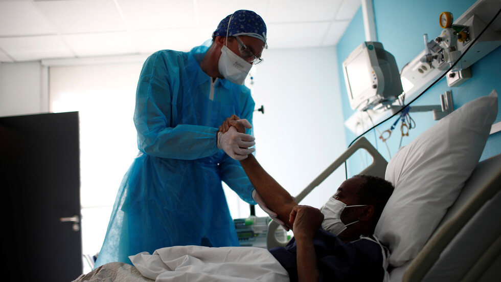 فرنسا.. انخفاض عدد متلقي العلاج من كورونا في المستشفيات