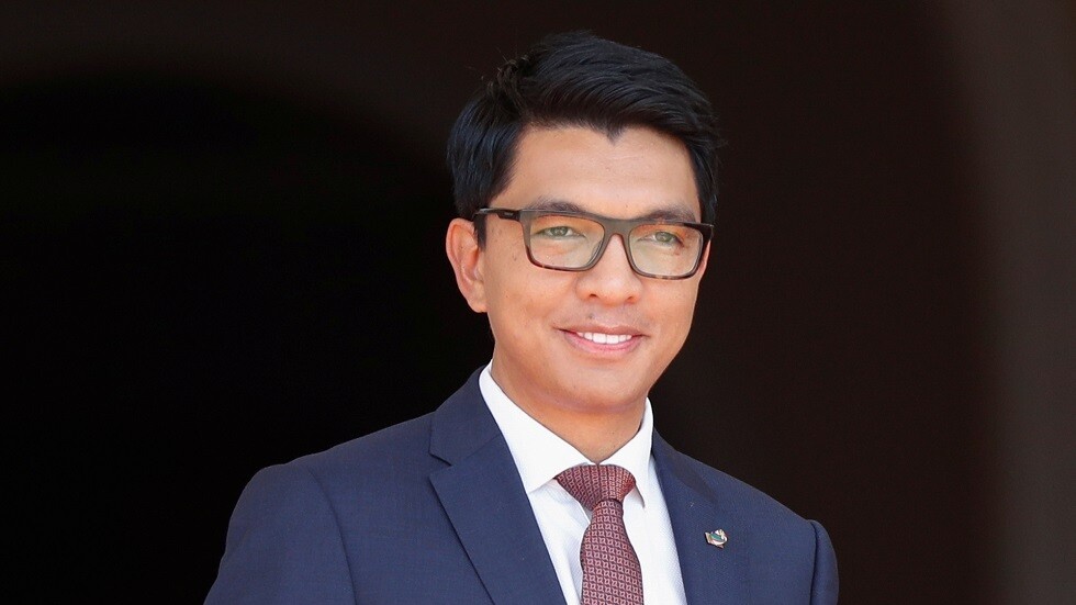 مدغشقر.. الجيش يوزع على الشعب مشروبا من الأعشاب أشاد به الرئيس للوقاية من كورونا