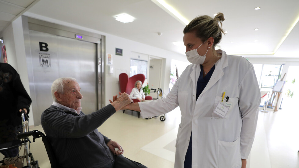 فرنسا تسجل انخفاضا طفيفا في وتيرة وفيات كورونا