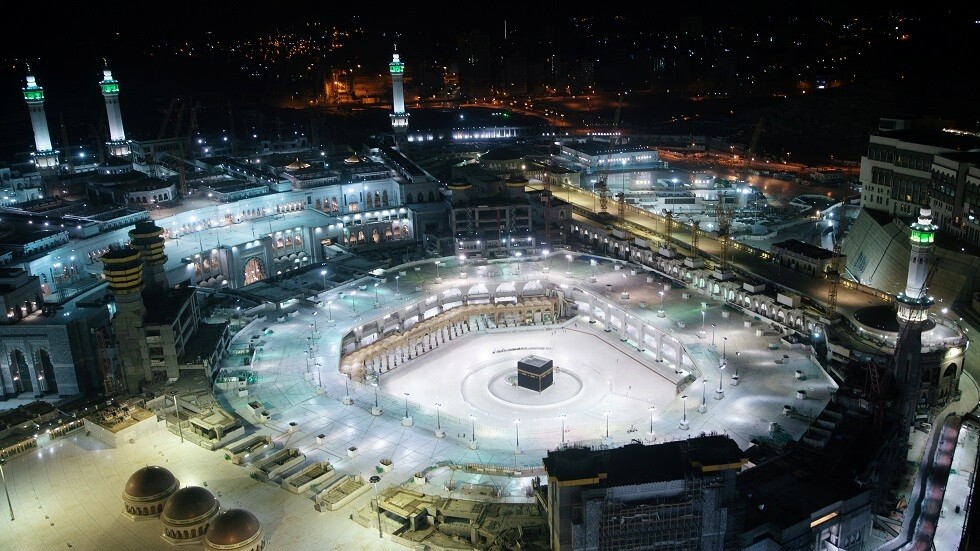 المطلق: لا تصح المشاركة في التراويح مع أئمة الحرمين عبر التلفاز - فيديو
