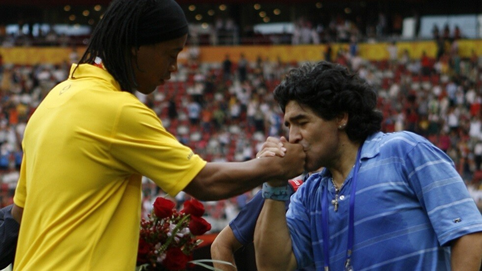 مارادونا يدافع عن رونالدينيو: "ليس مجرما"