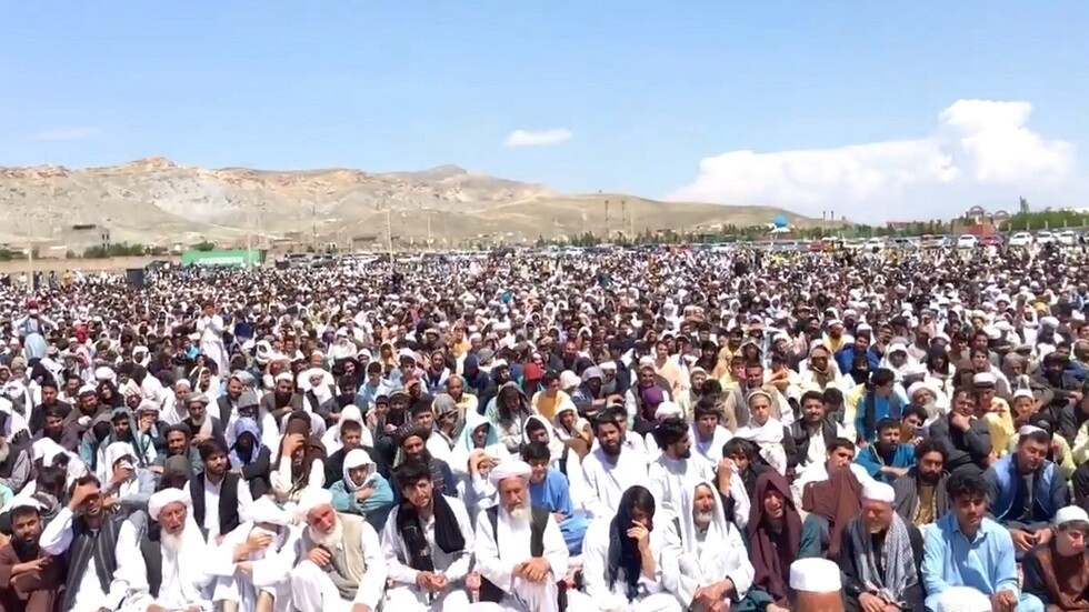 أفغان يتجاهلون إرشادات العزل ويحضرون تجمعا دينيا حاشدا