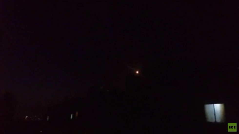 الدفاعات الجوية السورية تتصدى لأهداف معادية في سماء دمشق (فيديو)