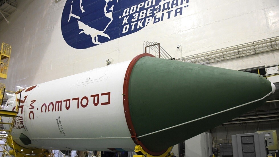 رائد  روسي ينشر صورا لتفريغ حمولة مركبة 