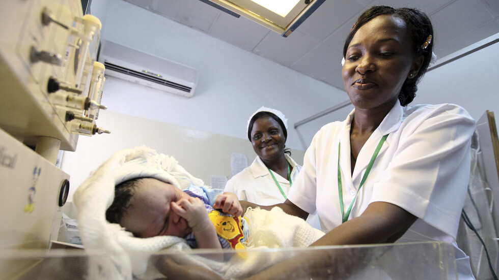 حلمت بالأمومة طويلا ورزقت بتوأم حين قاربت السبعين!