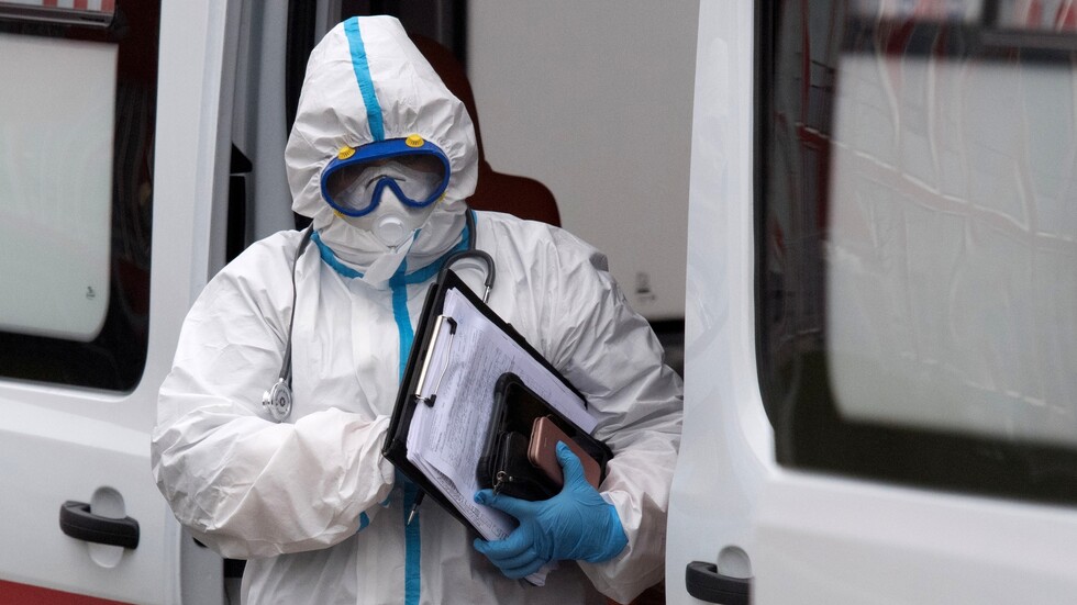 عالم فيروسات يشرح كيفية انتقال العدوى من مريض سالب ومن دون