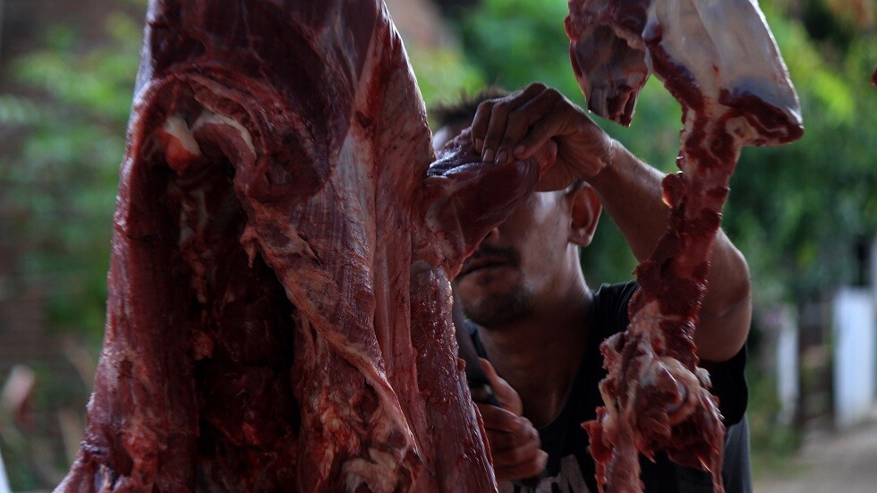 "بلومبيرغ": كورونا يدفع الولايات المتحدة لحافة أزمة لحوم خطيرة