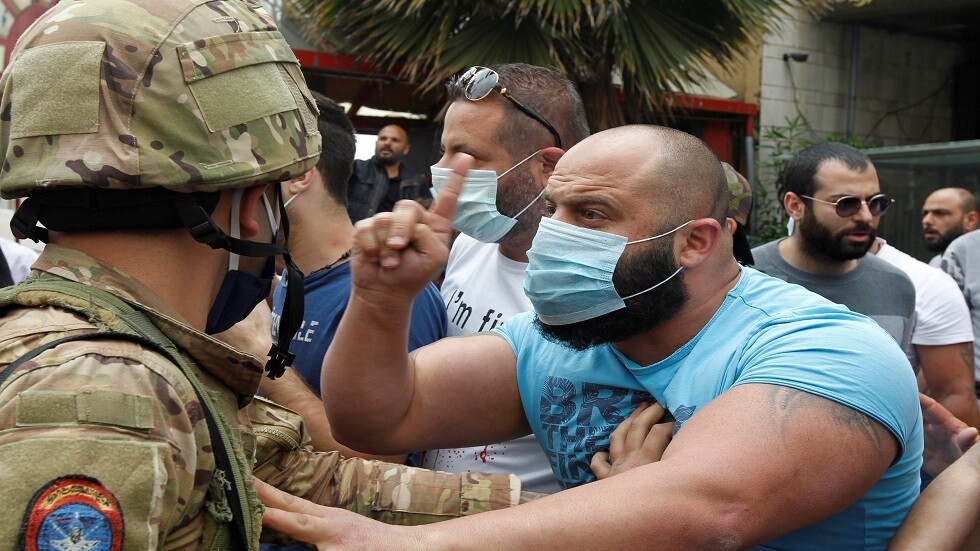 لبنان.. المئات يتظاهرون وسط بيروت احتجاجا على السياسات المصرفية للبلاد