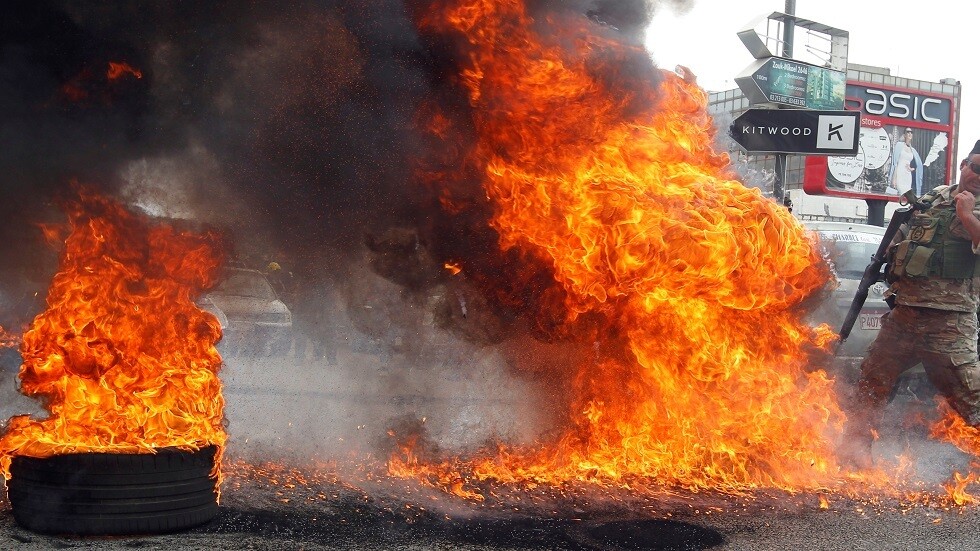 مراسلنا: سقوط عدد من الجرحى خلال مواجهات بين محتجين والجيش في مدينة طرابلس شمال لبنان