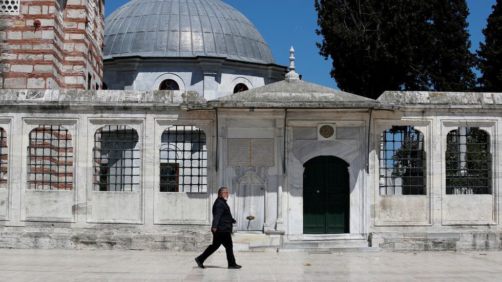 تركيا.. رجل يقفز من الطابق الرابع هربا من الحجر