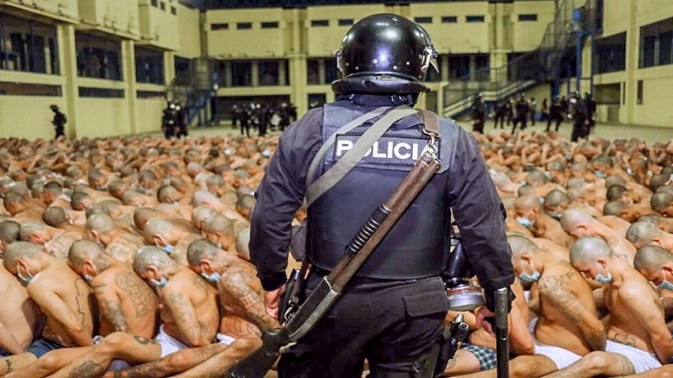 رئيس السلفادور أبو كيلة يتعرض لانتقادات بعد نشر صور صادمة لسجناء