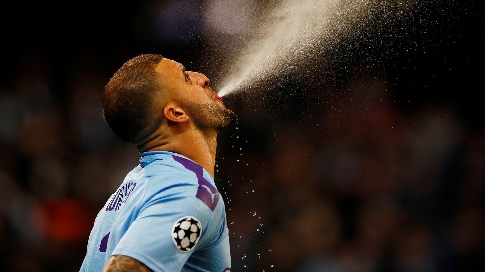 "الفيفا" يتجه لمنع البصق فور استئناف المباريات