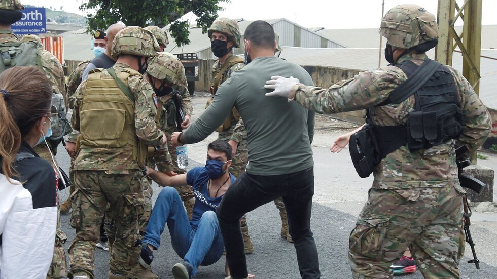 لبنان.. عودة المواجهات بين الجيش والمحتجين بطرابلس ودعوات للتظاهر في بيروت