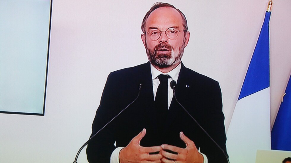 رئيس وزراء فرنسا يعرض خطة لتخفيف العزل الصحي