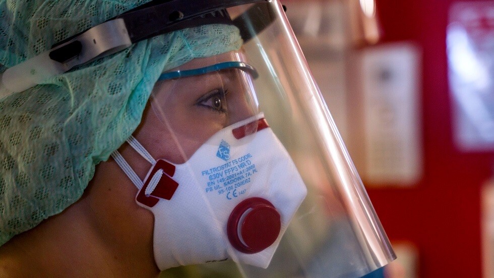 خلعوا ملابسهم من أجل الكمامات.. أطباء ألمان يحتجون على نقص أدوات الحماية