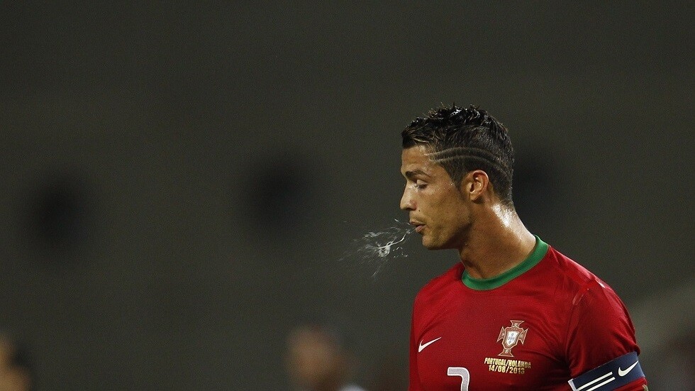 ممنوع "البصق" في الملاعب!