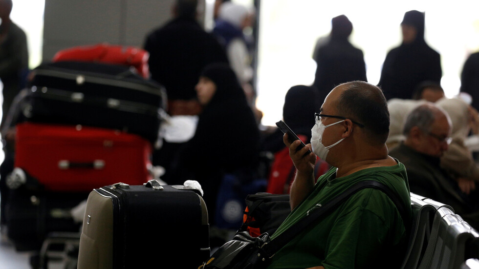 وصول أول طائرة تقل سوريين عالقين في الخارج