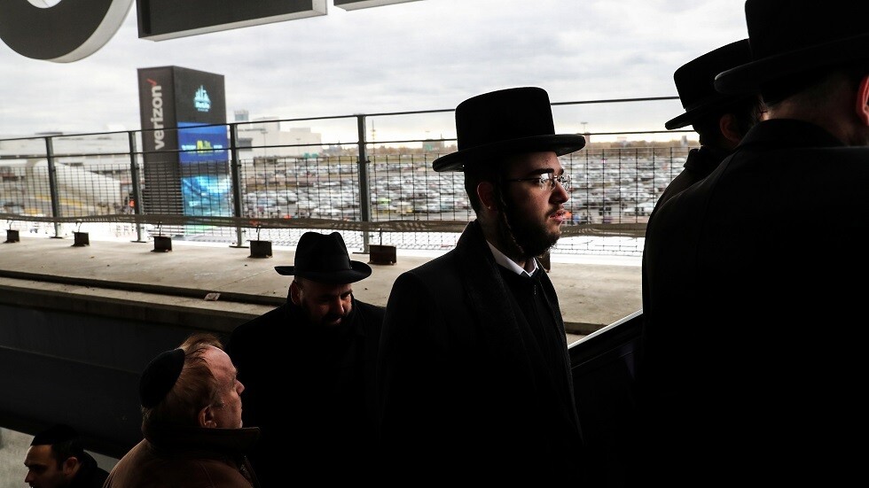 شرطة نيويورك تفرق حشدا تحدى العزل العام خلال جنازة حاخام يهودي