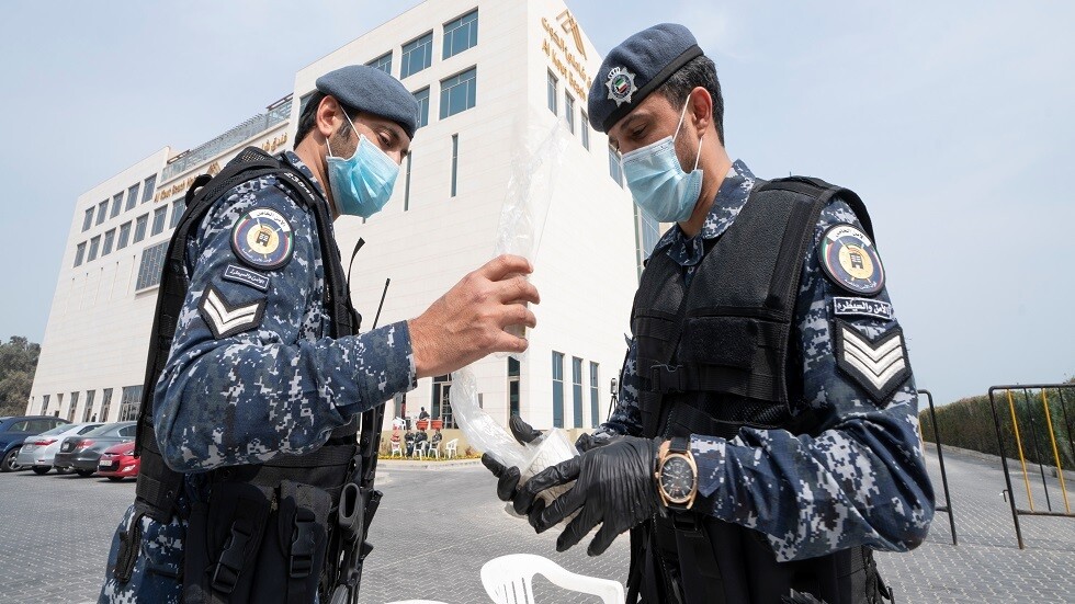 الكويت.. القبض على 3 أشخاص حاولوا الهروب من منطقة معزولة بسبب كورونا