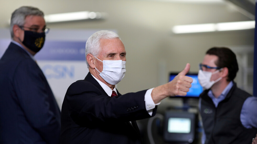 بينس يبدأ بارتداء كمامة طبية بعد انتقادات