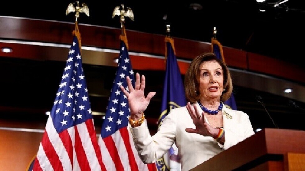 رئيسة مجلس النواب الأمريكي تدافع عن بايدن وسط اتهامات له بالاعتداء الجنسي