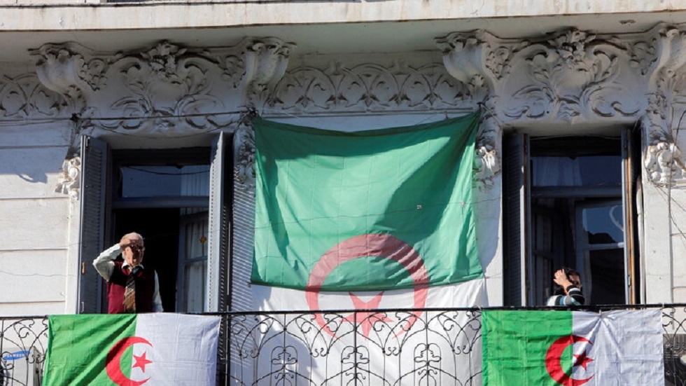 الجزائر تمدد إجراءات مكافحة كورونا وتتخذ تدابير وقائية جديدة