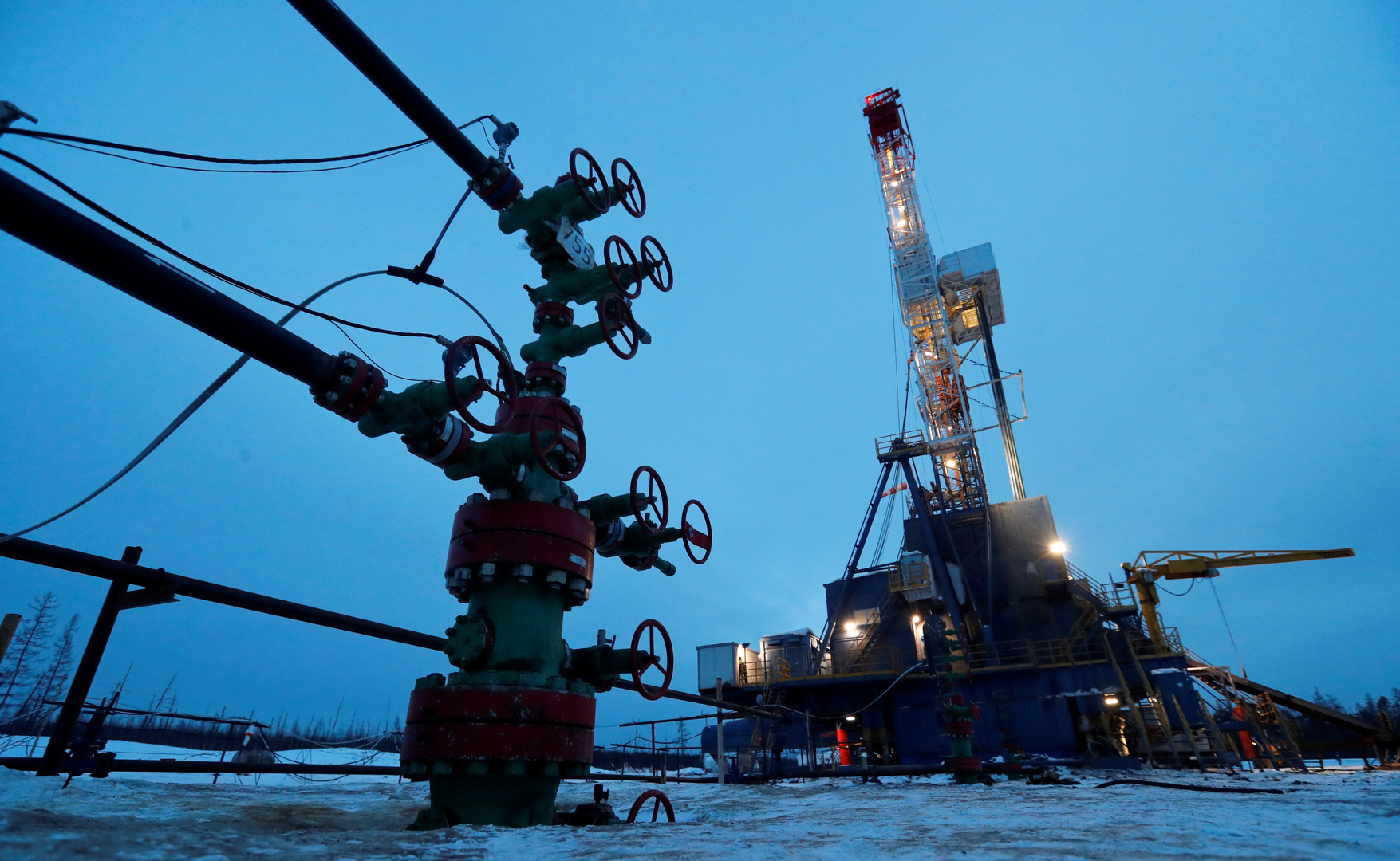 أمريكا تحث روسيا والسعودية على تهدئة أسواق النفط