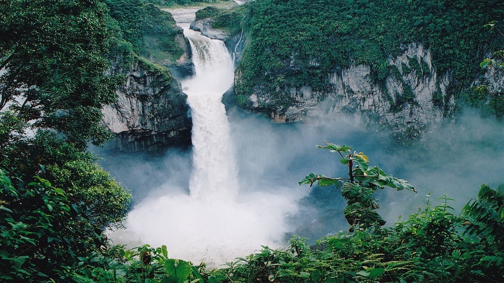 حفرة غامضة تُخفي أكبر وأشهر شلالات الإكوادور